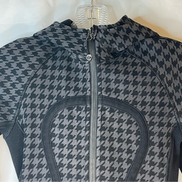 LULULEMON scuba hounds tooth hens foot pattern black and grey grunge sweater - Picture 2 of 12